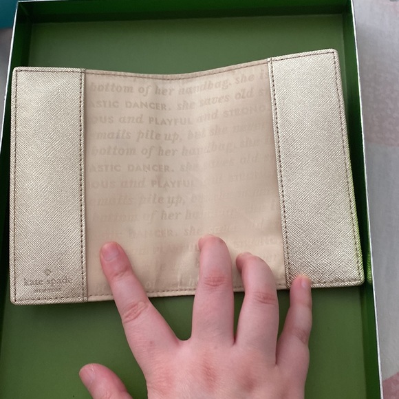 *Kate Spade Gold Travel Gift Set - Passport cover & Luggage Tag - Picture 5 of 5